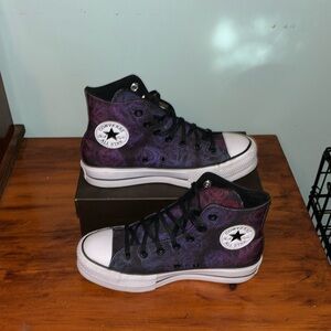 Converse with flower